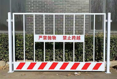 基坑護(hù)欄.jpg